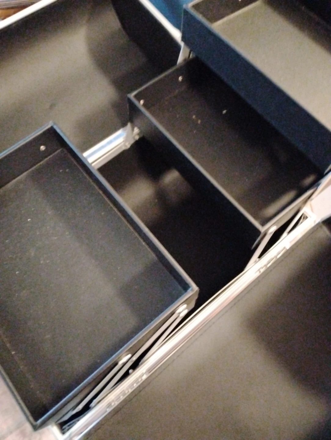 Belmonda Aluminum Makeup Case - photo 3