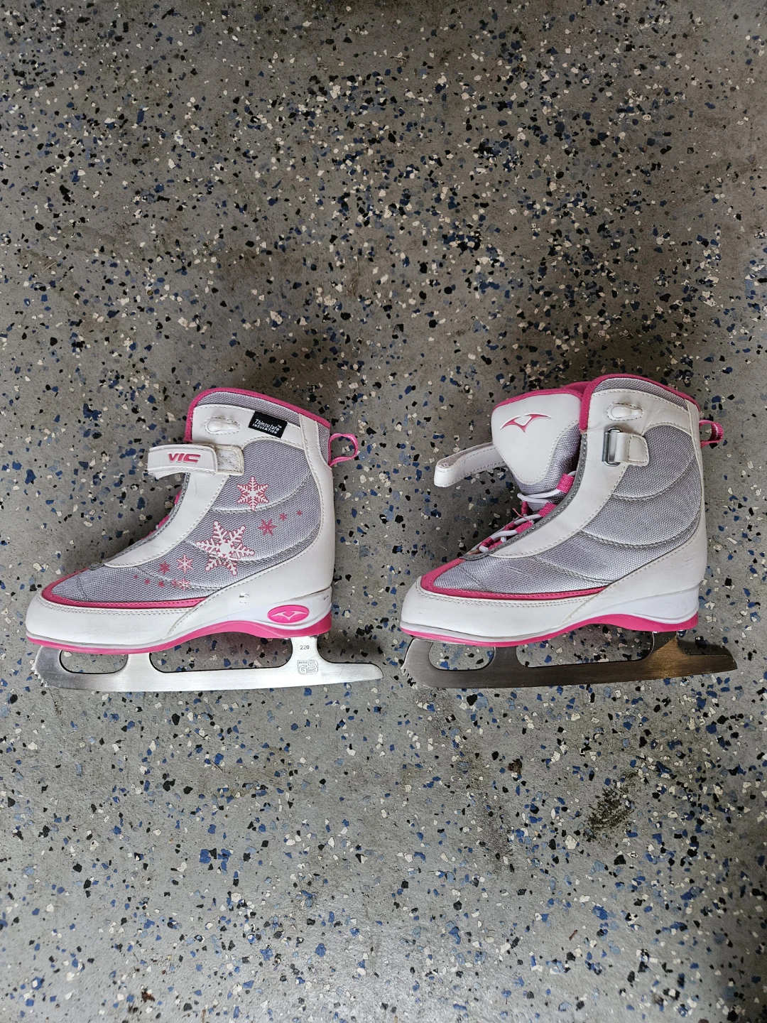 VIC Girls Ice Skates Size J3
