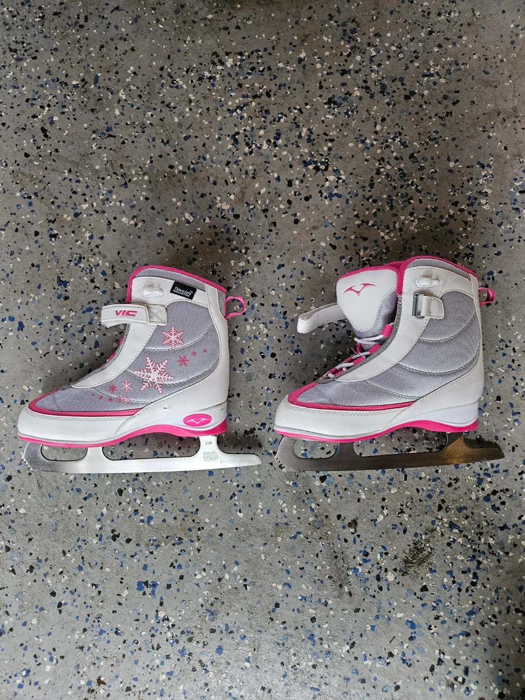 VIC Girls Ice Skates Size J3