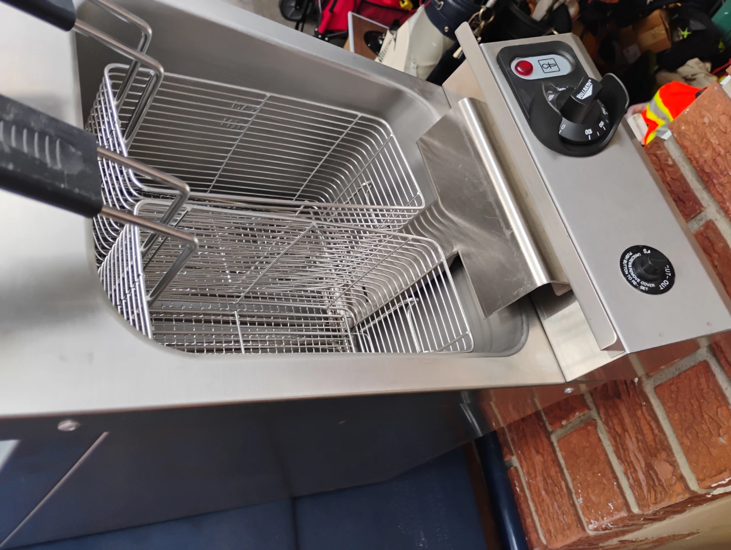 Vollrath 208- to 240-volt 15lb Cayenne Countertop Deep Fryer - photo 3