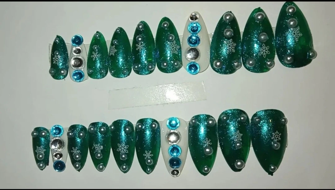 Green Snowflake Press-On Nails Set
