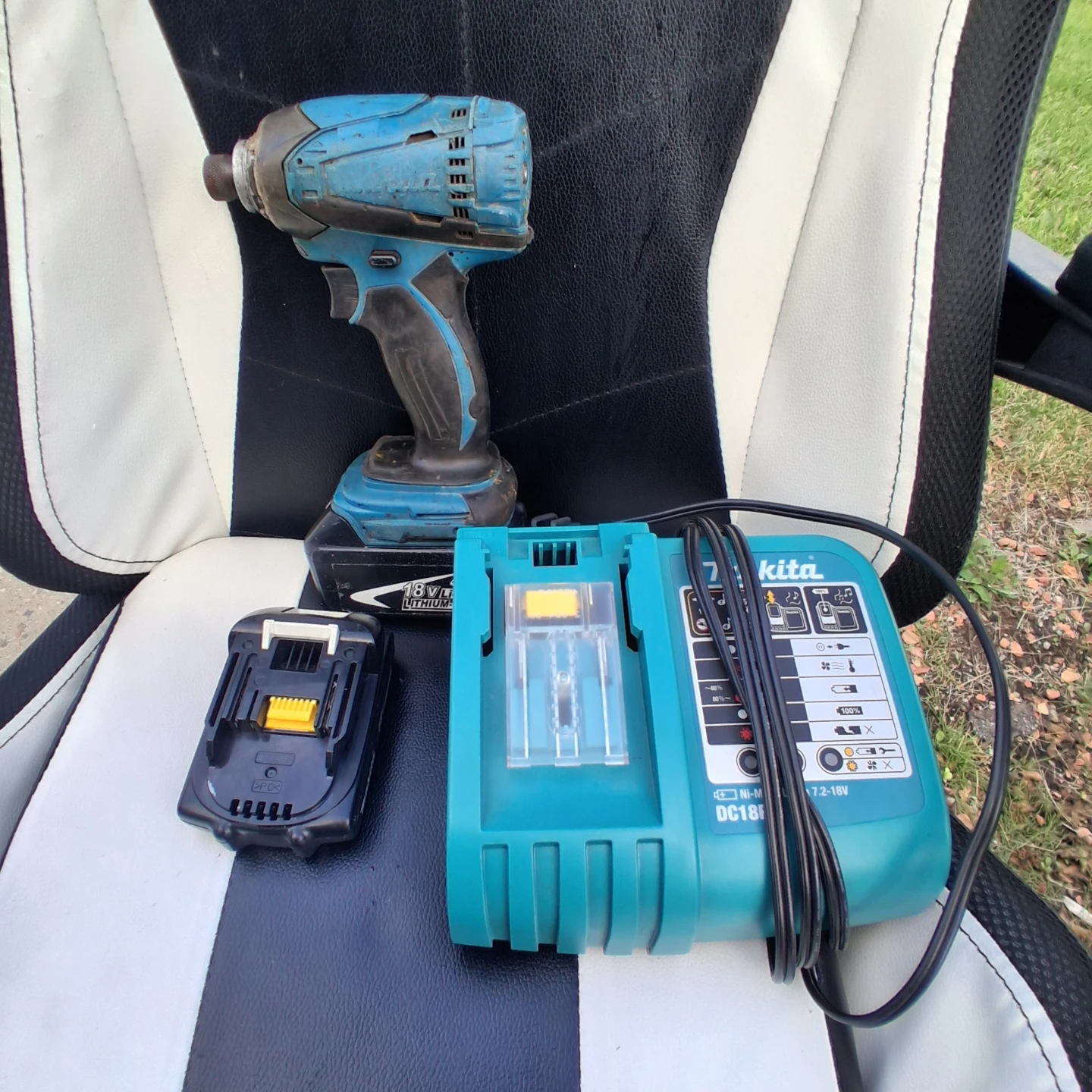 Makita 18V Cordless Impact Driver with Charger and Battery - photo 3