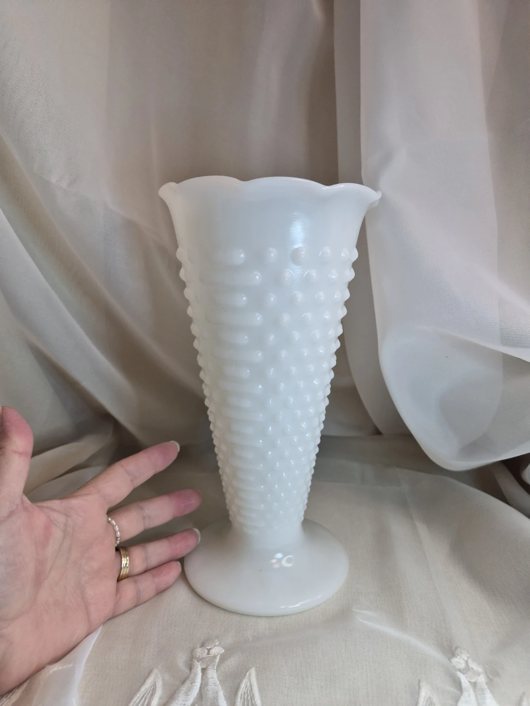Beautiful Vintage Anchor Hocking White Milk Glass Vase - photo 4