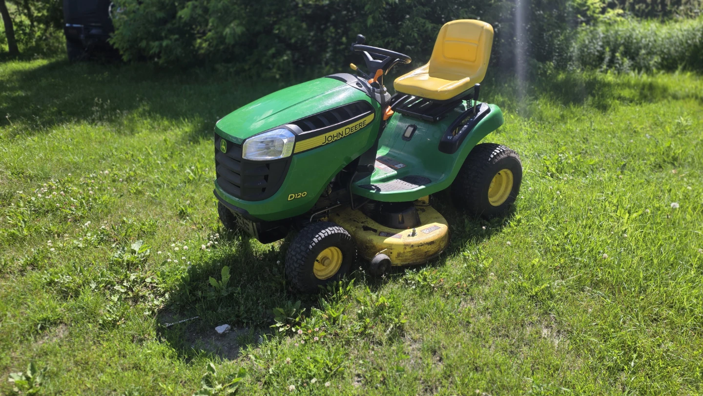 John Deere D120 Lawn Tractor