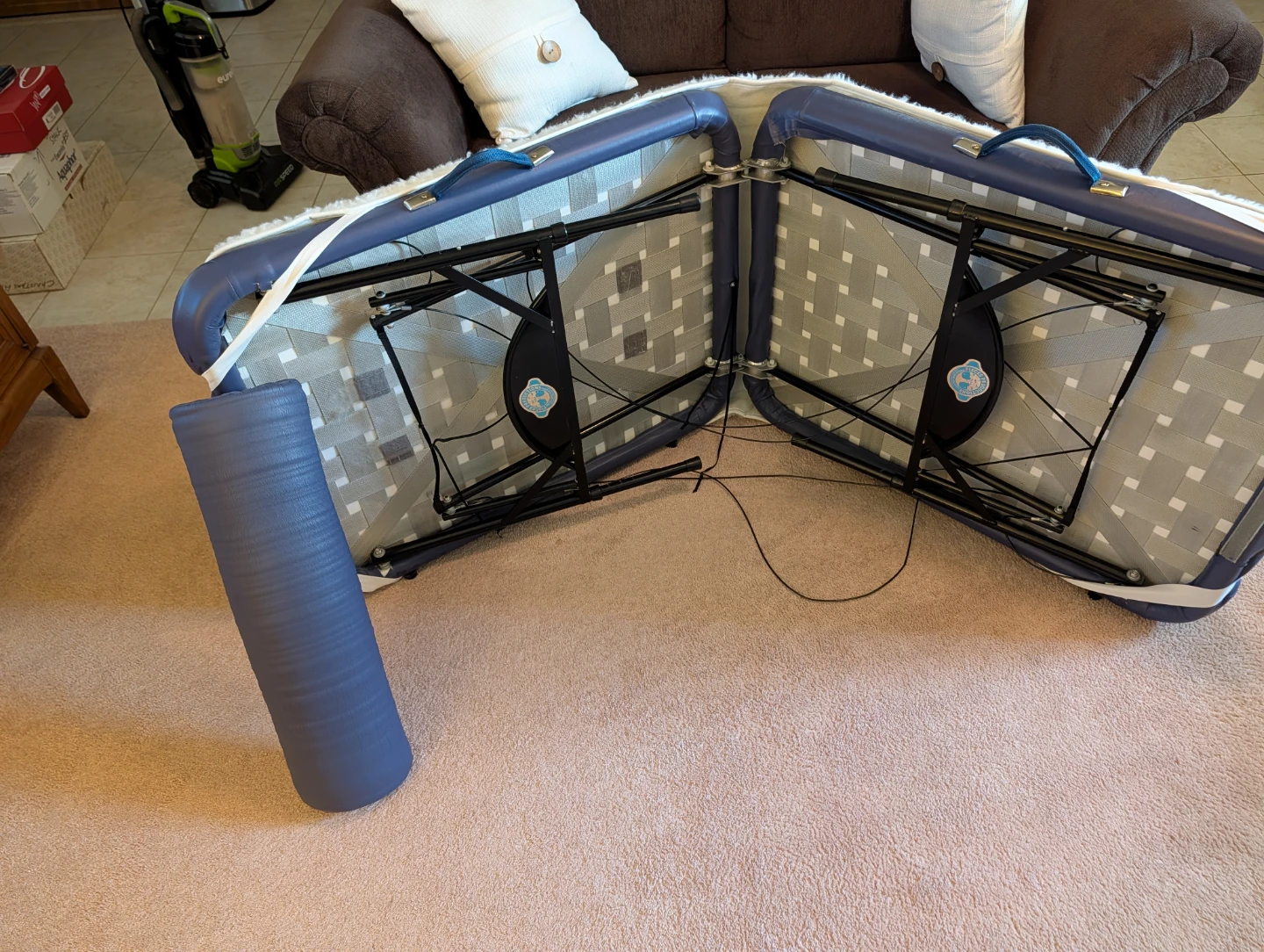 Massage table with sheets and sherling cover - photo 3