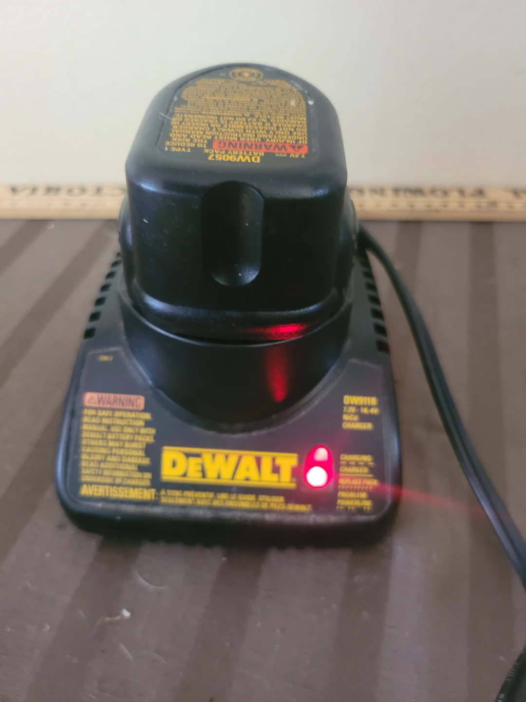 DEWALT DW9118 Charger and Battery DW9057 7.2V to 14.4V