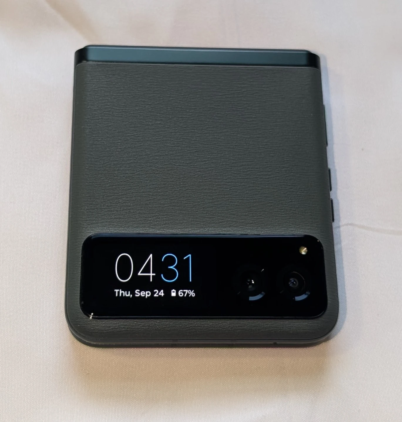 Like NEW MOTOROLA RAZR 5G UNLOCKED FLIP CELL PHONE - photo 4