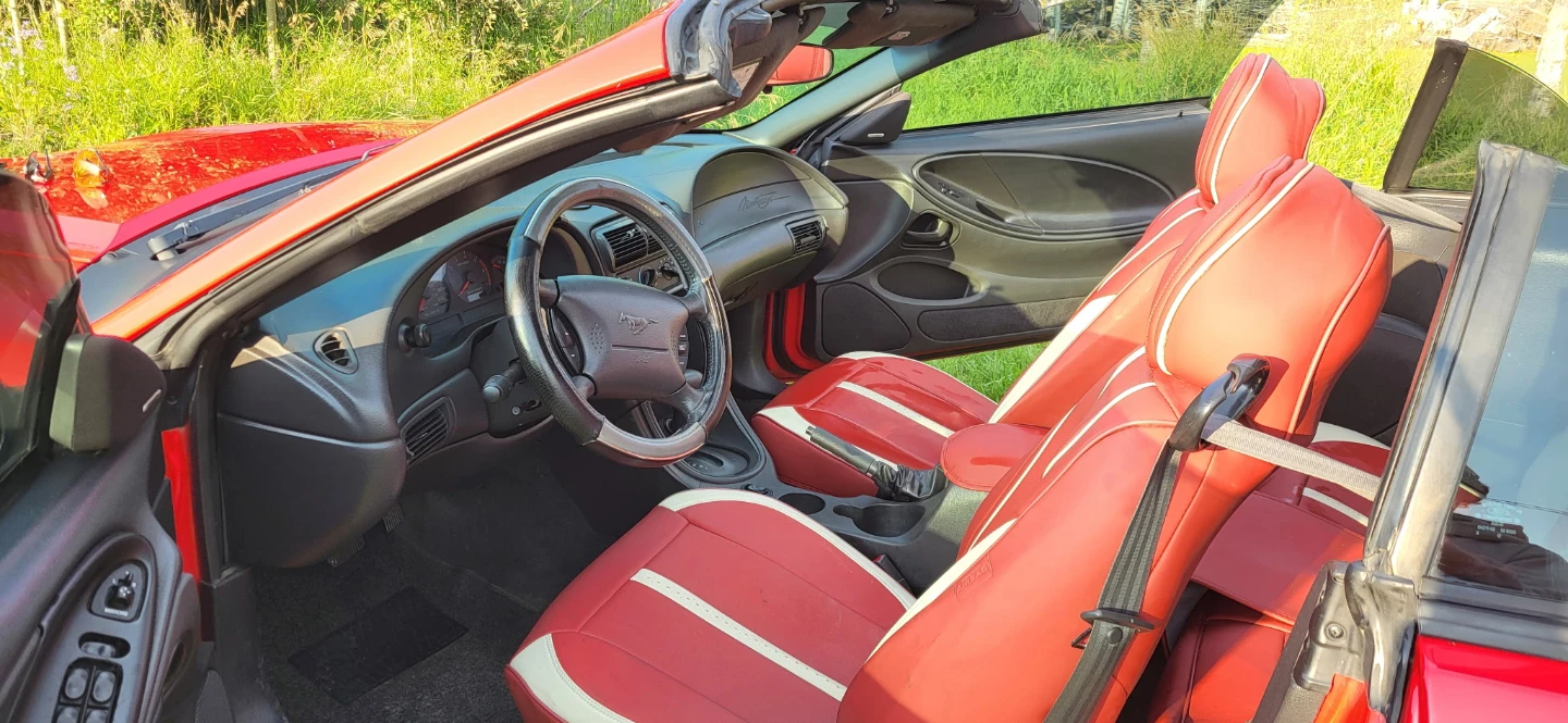 Red Ford Mustang Convertible - photo 5