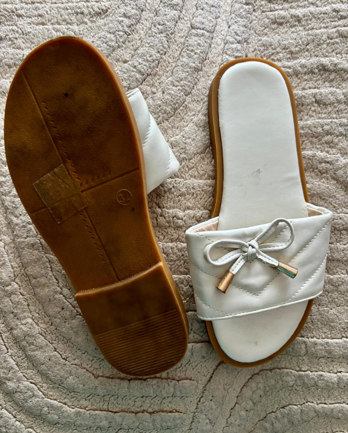 🏈White bow-accented slide sandals size 32
