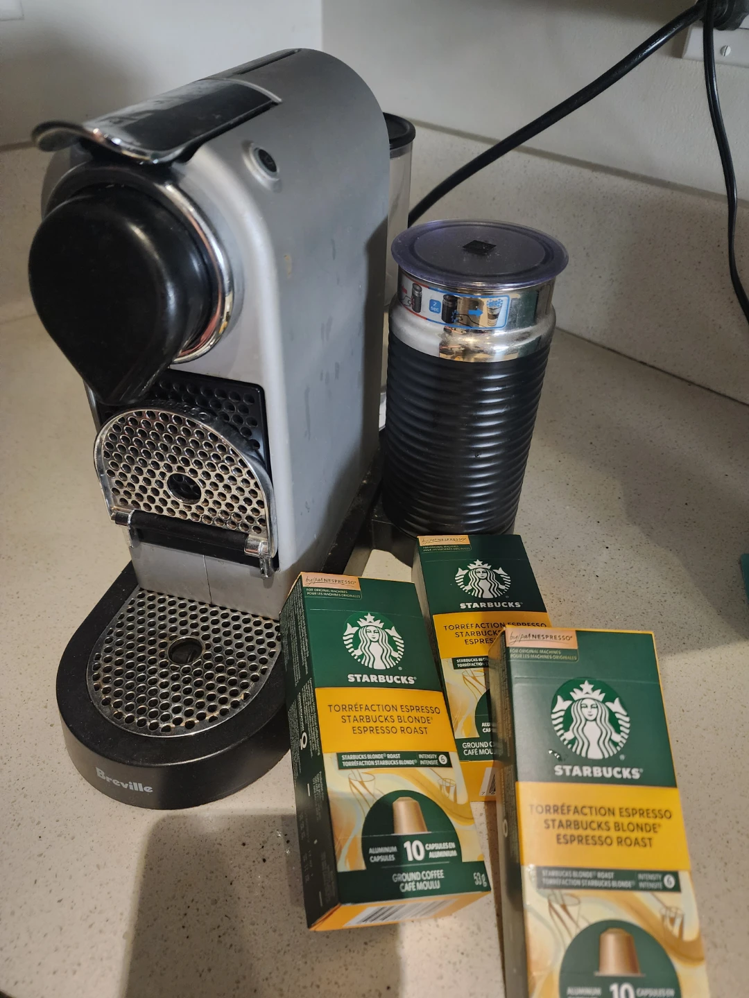 Breville Nespresso Machine with 2 bxs capsules
