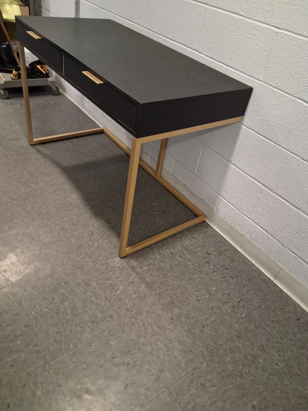 Desk - photo 5