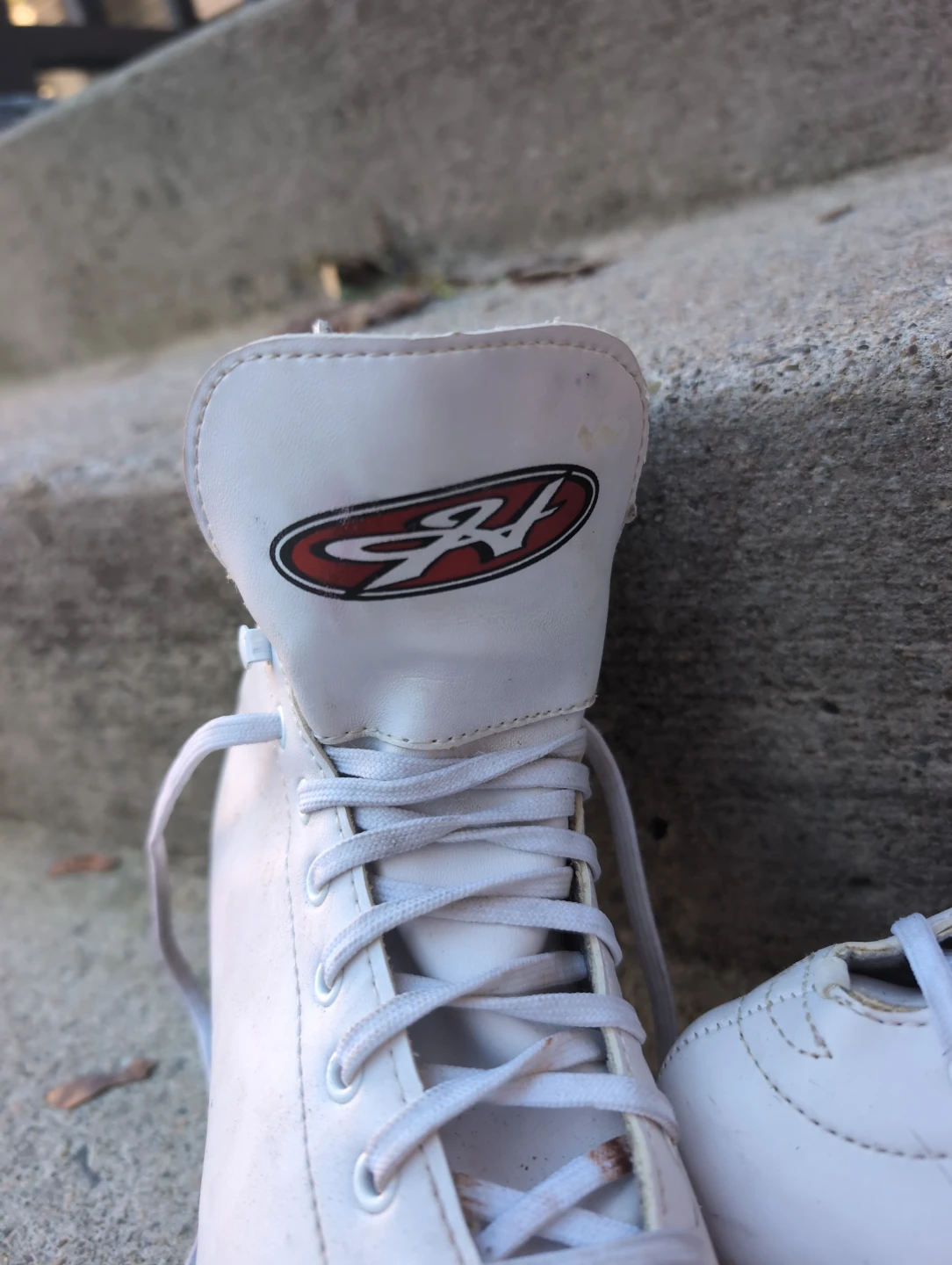 White recreational ice skates - photo 2