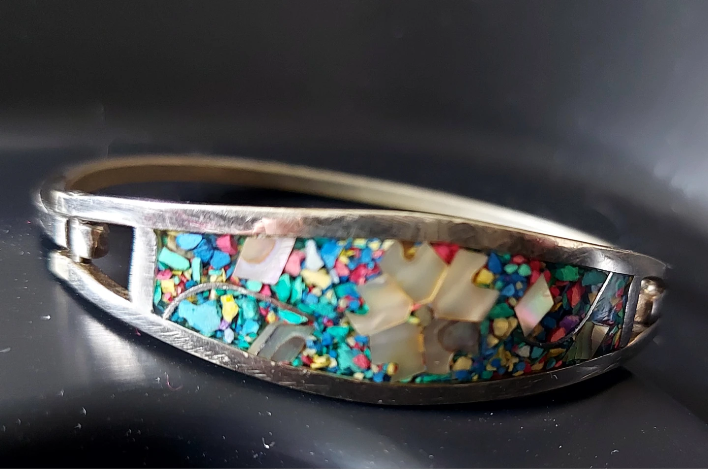 Inlay stone hinged bangle bracelet