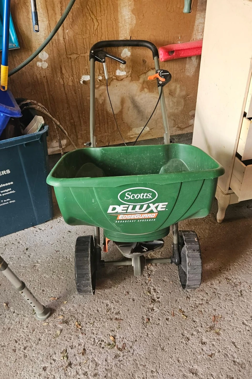 Scotts Deluxe EdgeGuard Broadcast Spreader