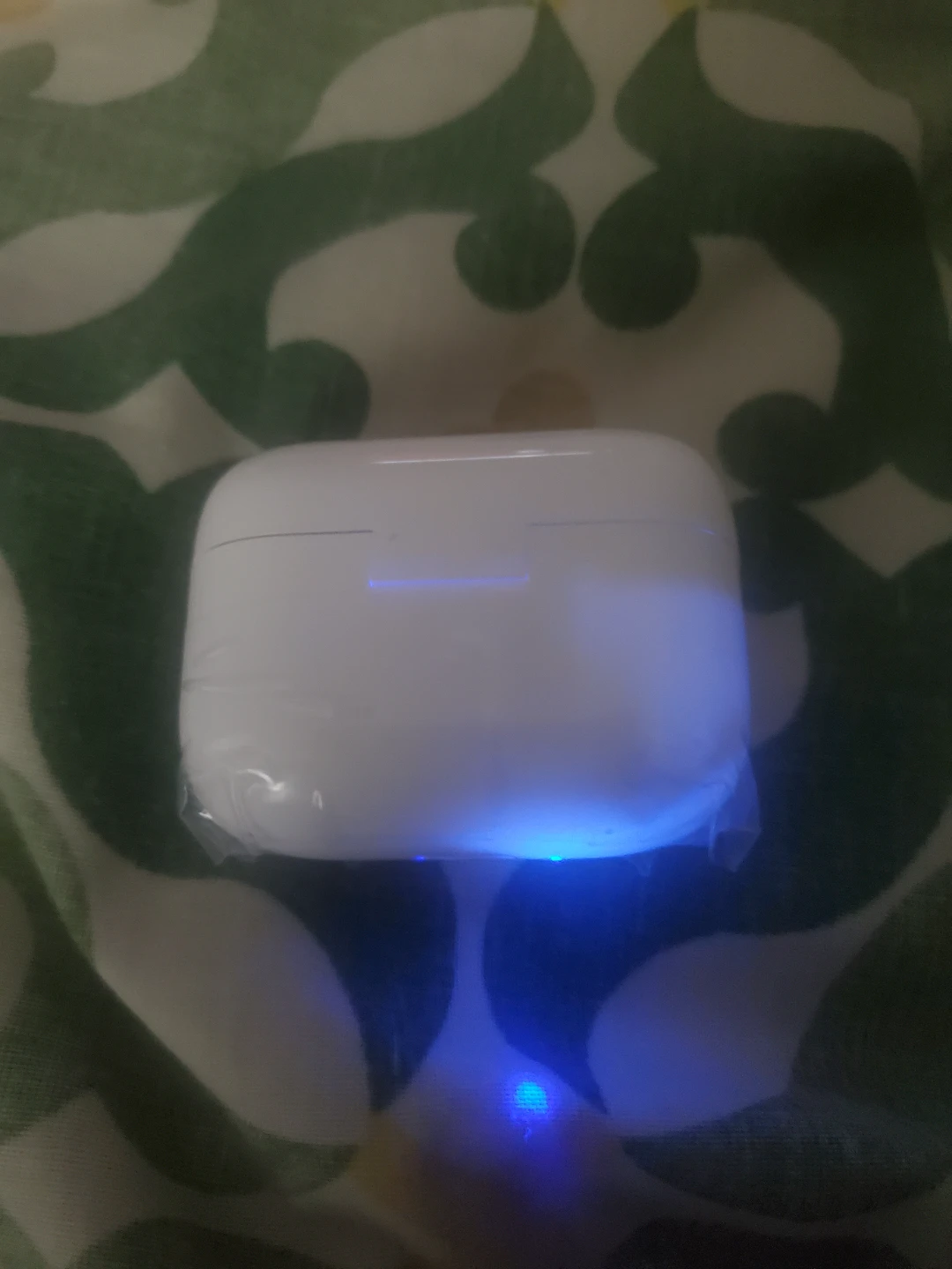 Apple AirPods Pro Charging Case - photo 2