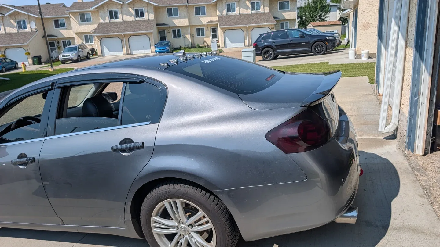 Infiniti V6 Sedan - photo 2