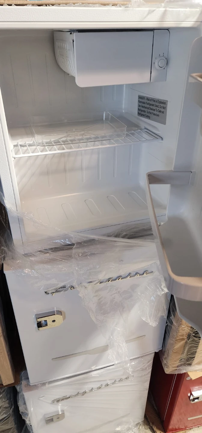 WHITE 1.6 cu. ft. Retro Bar Fridge with Bottle Opener - photo 3