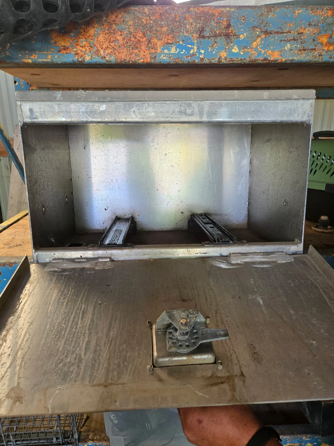Aluminum tool box for pick up - photo 2