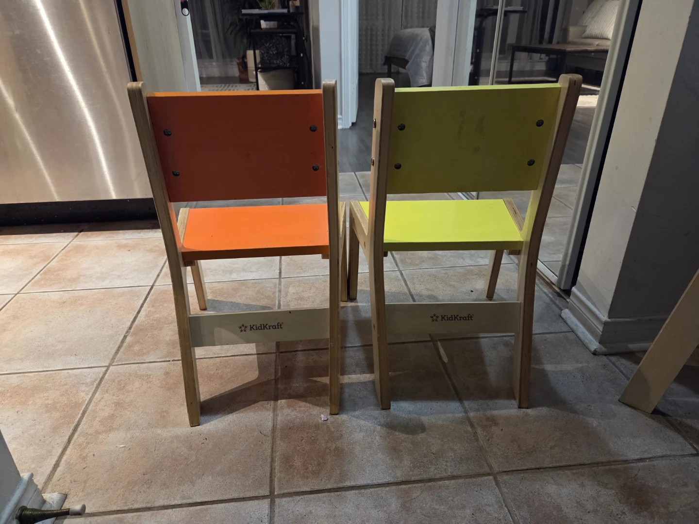 A table with 2 chairs - photo 3
