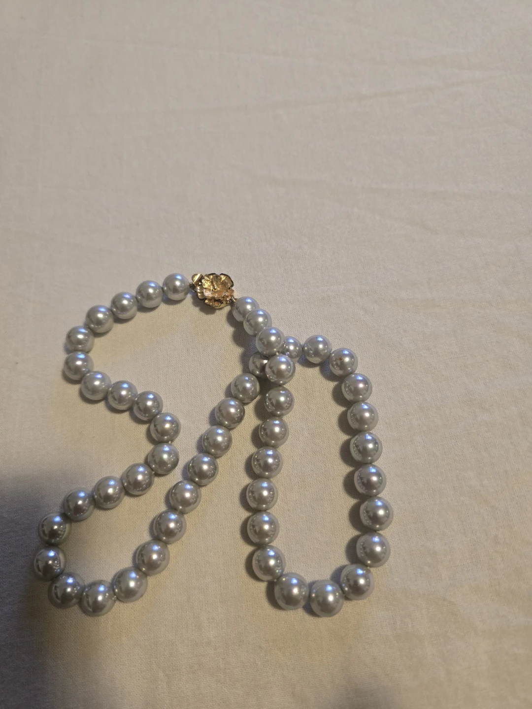 Set of three faux pearl necklaces - photo 4