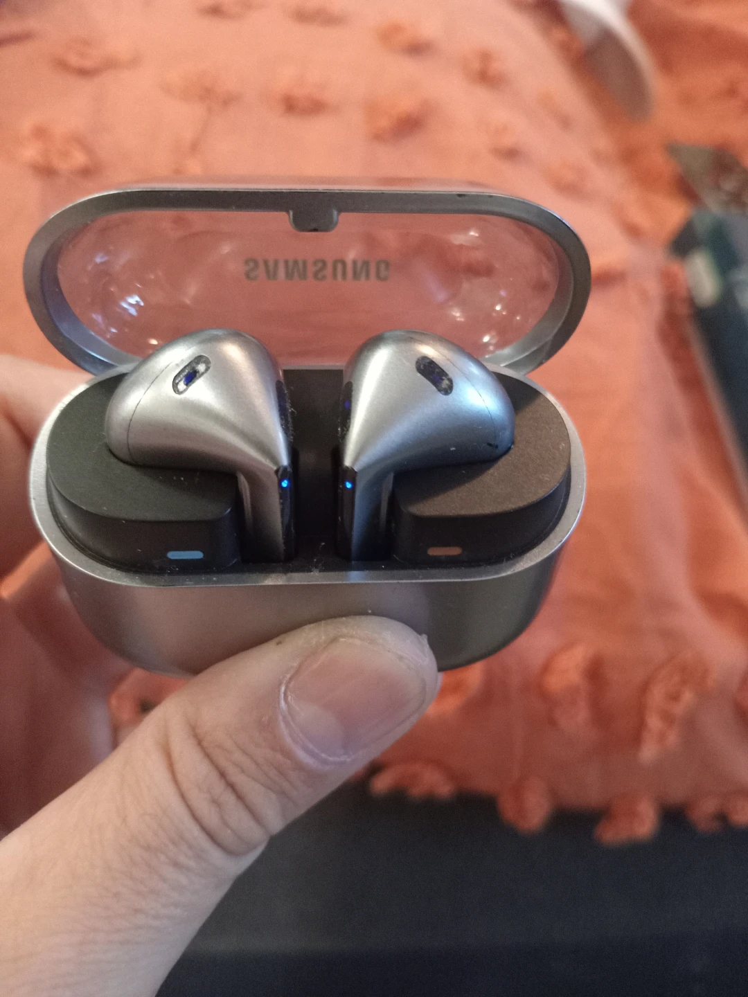 Samsung Silver Wireless Earbuds - photo 2