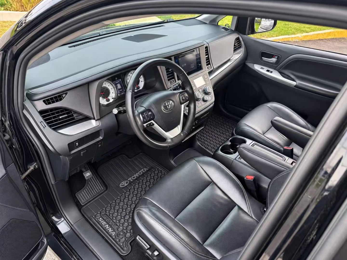 2017 Toyota Sienna SE - photo 4