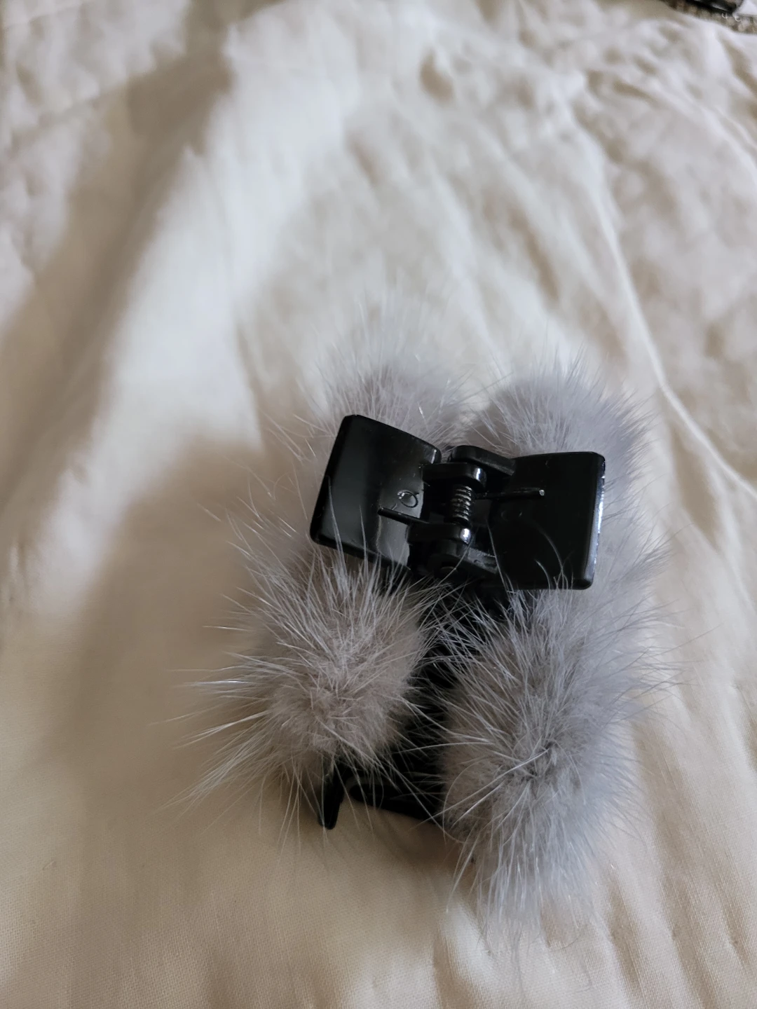 Grey faux fur hair claw clip🏈 - photo 3