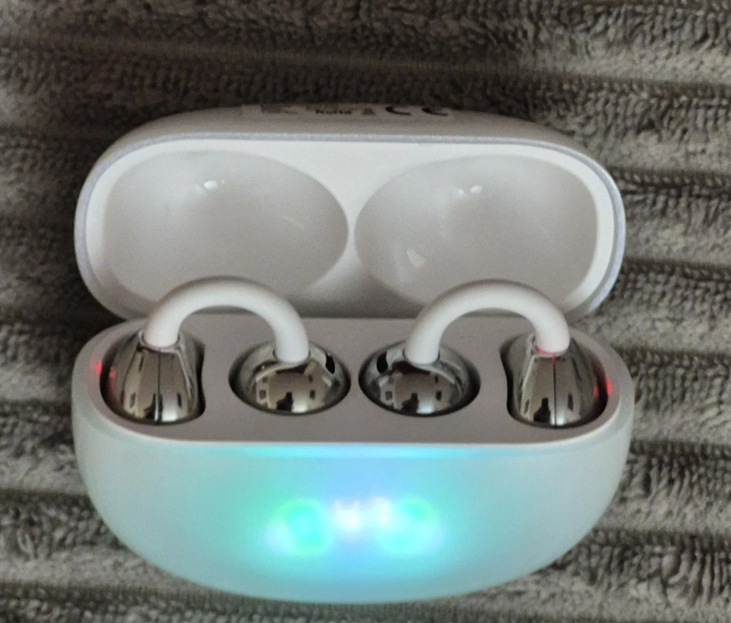 BNIB)AI Language Translator Airbuds Colour White