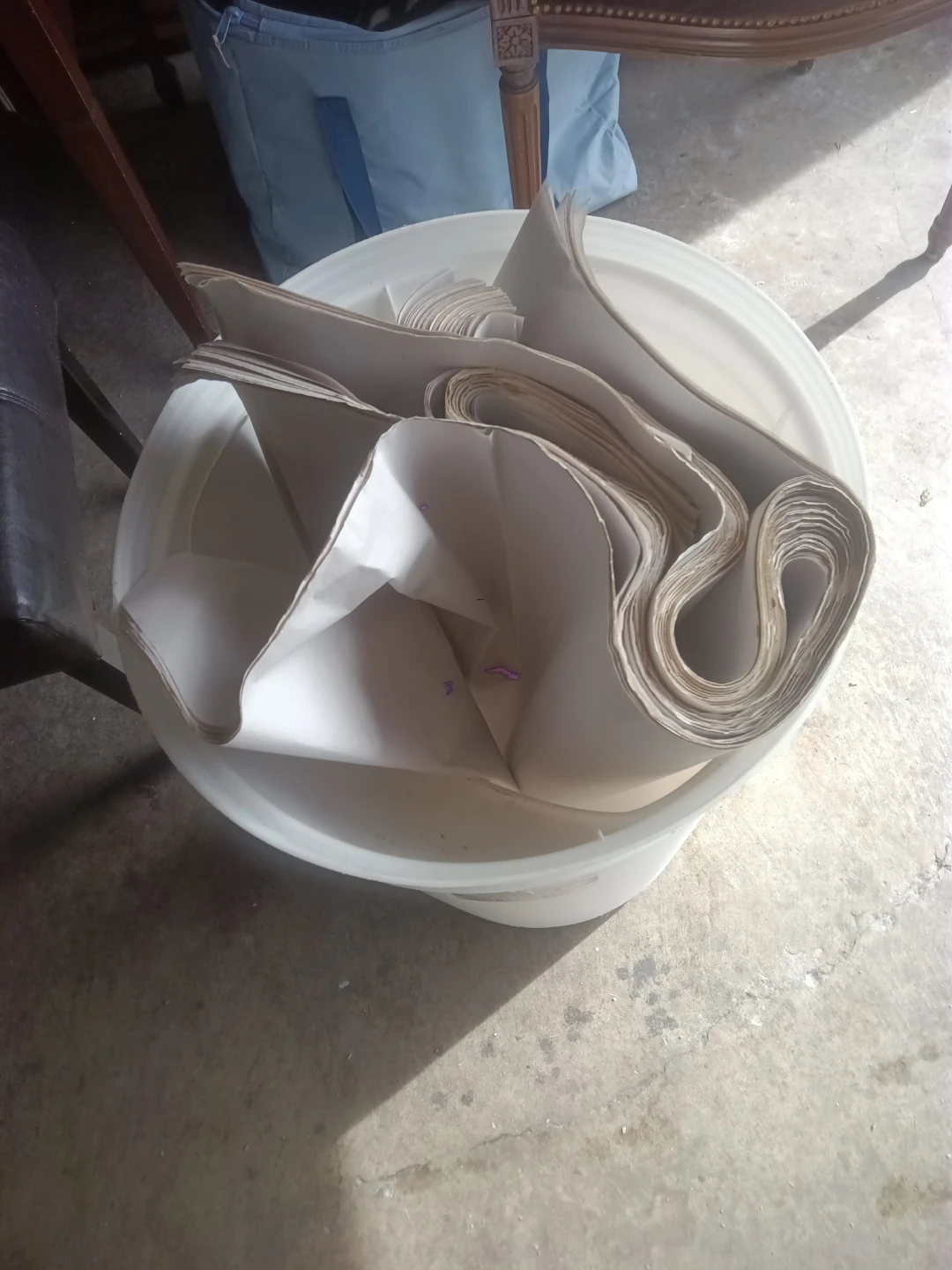 🏈Rubbermaid White Utility Pail &  packing paper - photo 2