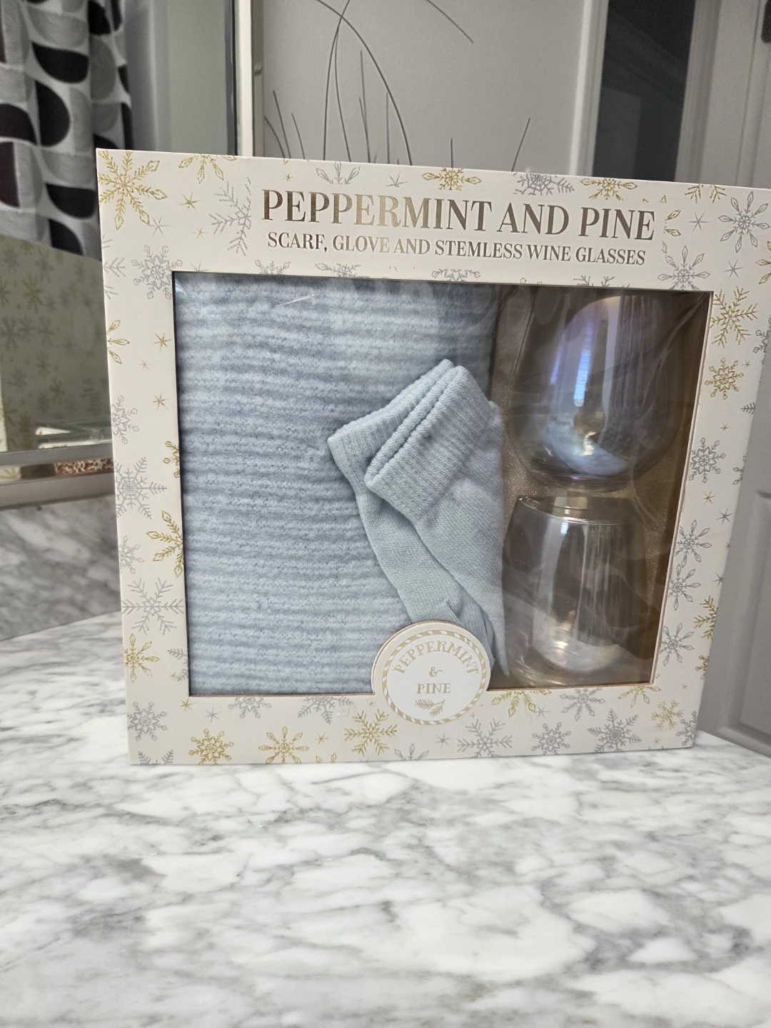 Peppermint and Pine Scarf, Glove and Wine Glass Set - photo 2