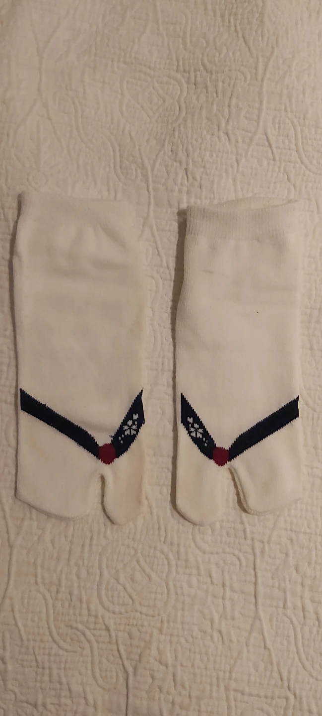 White split-toe tabi socks