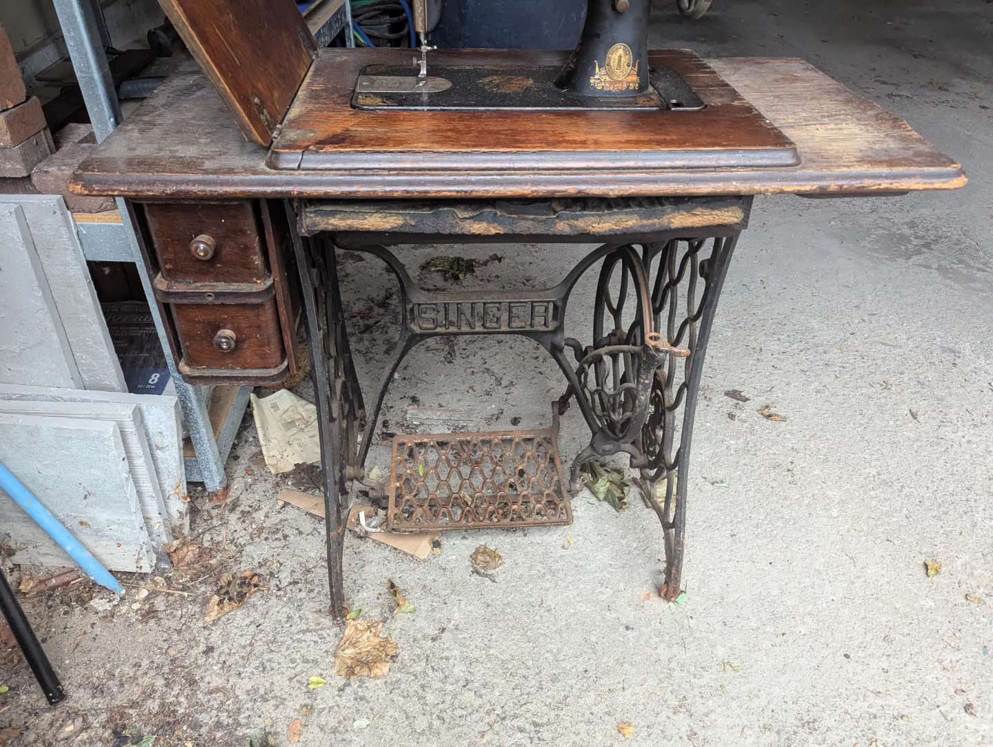 Vintage Singer treadle sewing machine - photo 3
