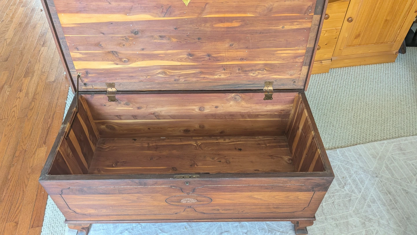 Vintage Cedar Chest (Chelsey)42"x20"x19.5" high - photo 3