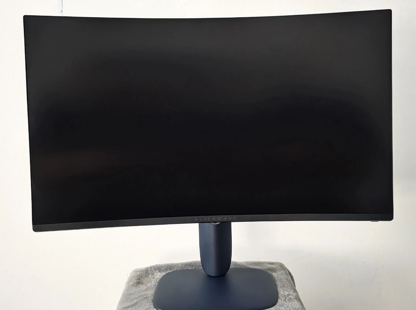 Alienware 32" QHD 180Hz Gaming Monitor with Box - photo 2
