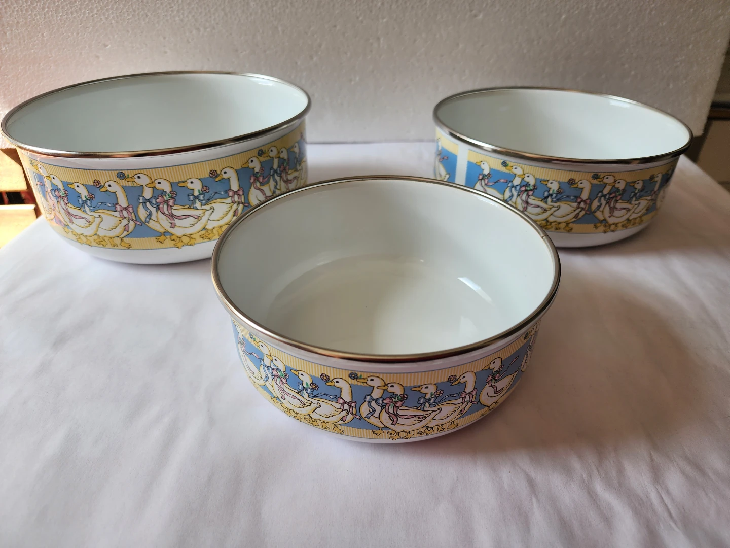 Set of 3 Enamel Bowls with Lids