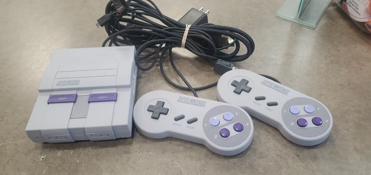 Nintendo Super NES classic Console with 2 Controllers