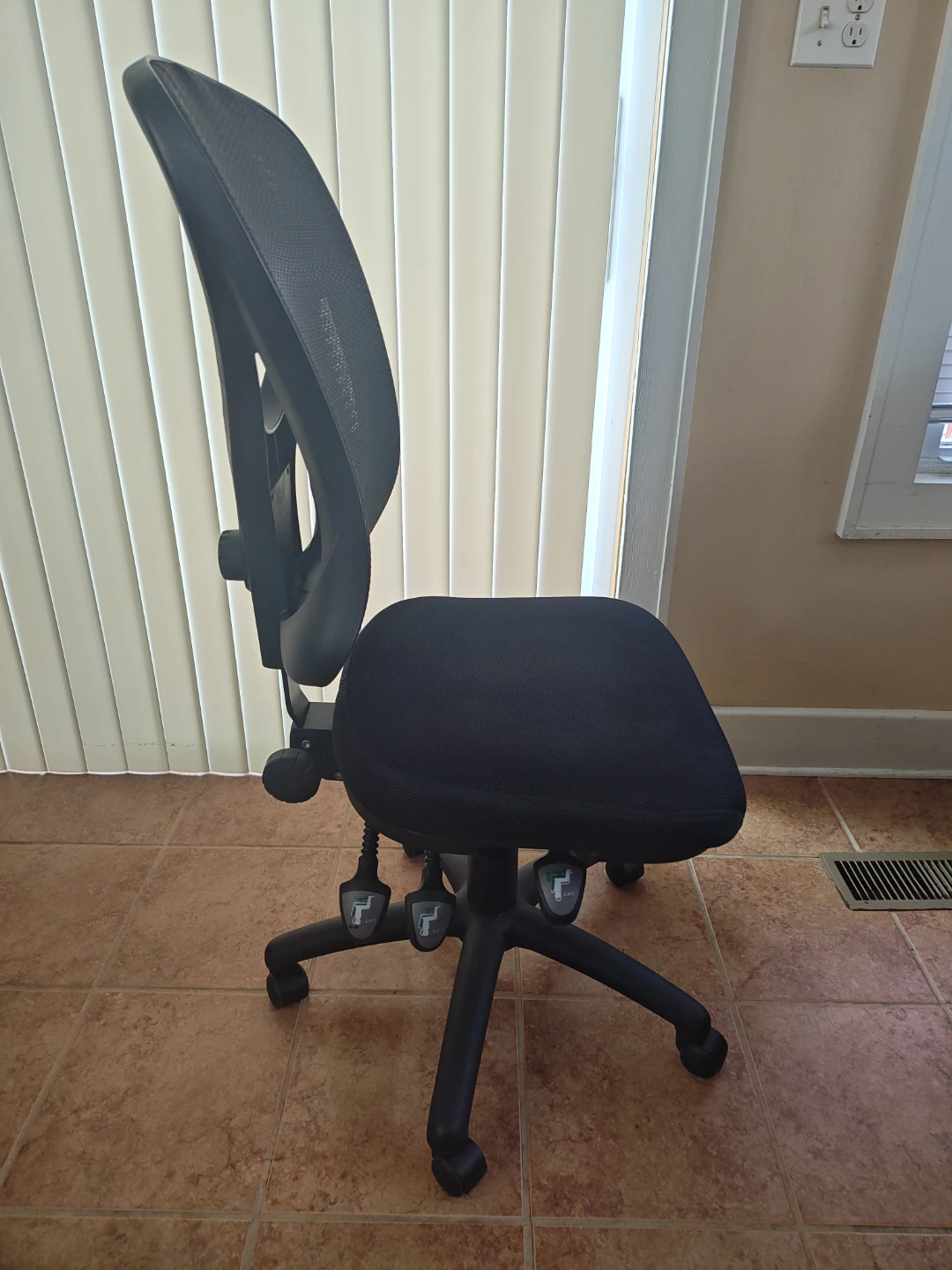 Black Mesh Office Chair - photo 2