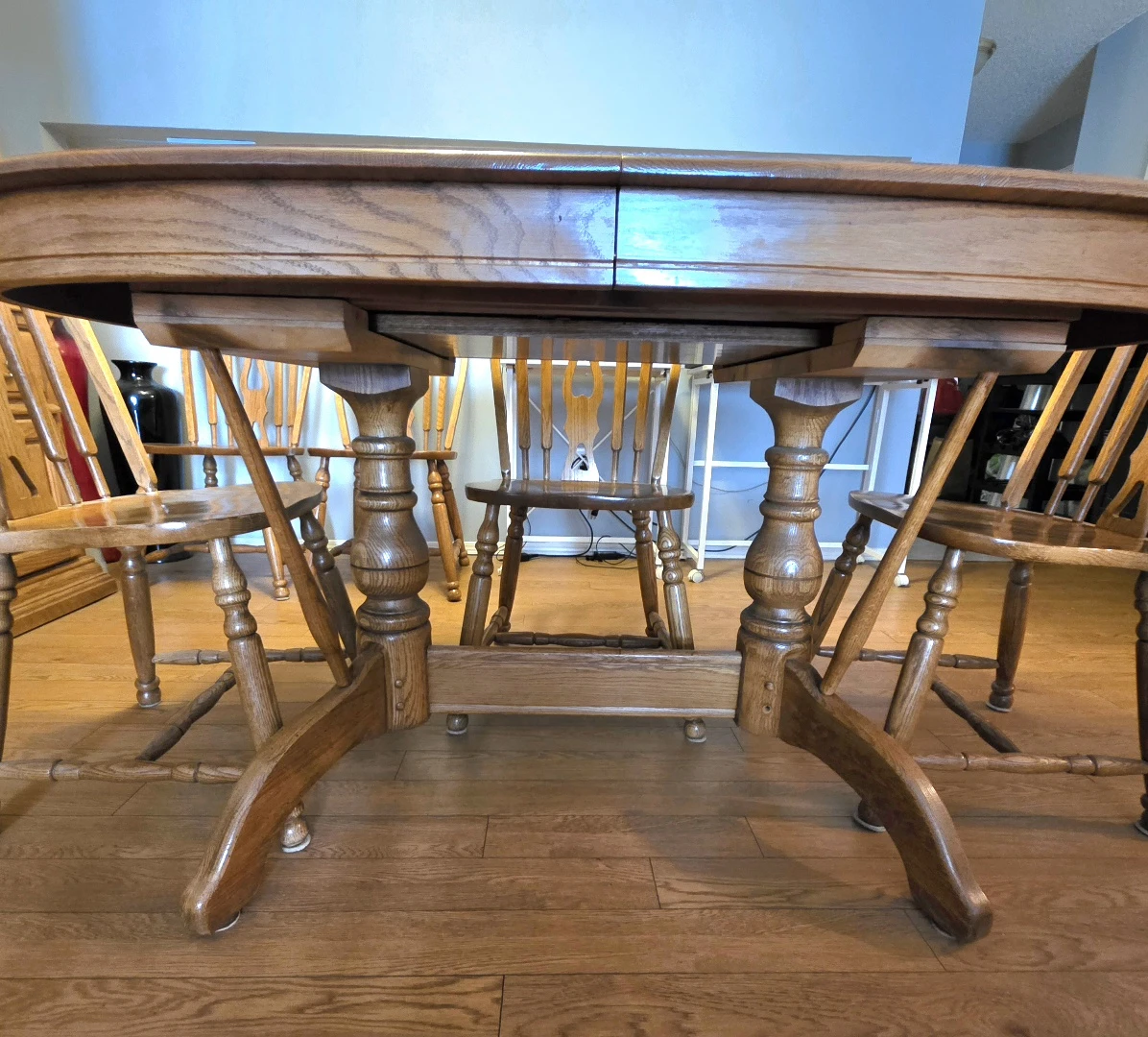 Solid Oak 8Pc Dining Set & Lighted China Cabinet - Daveluyville - photo 3