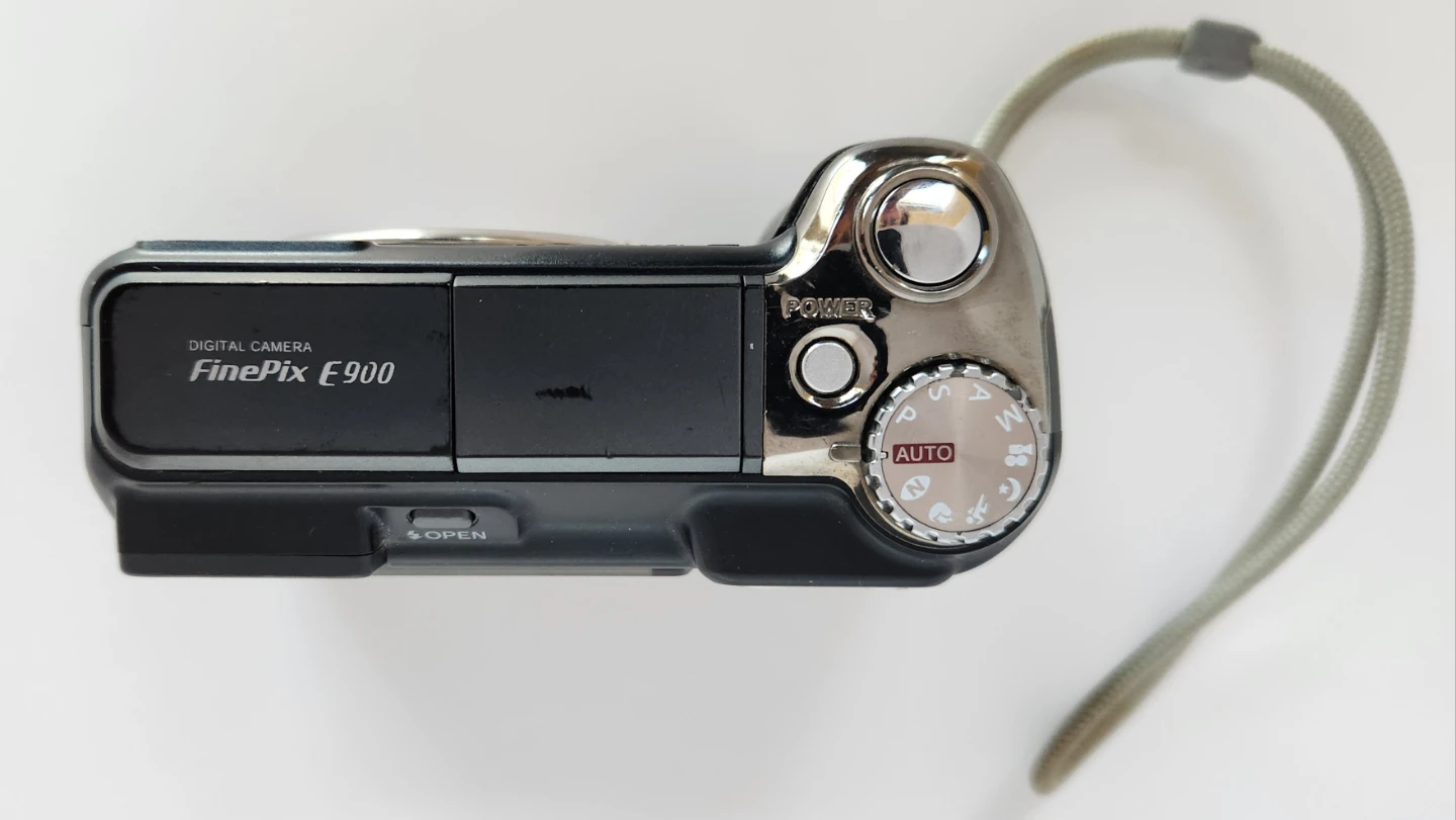 Fujifilm FinePix E900 Digital Camera - photo 3