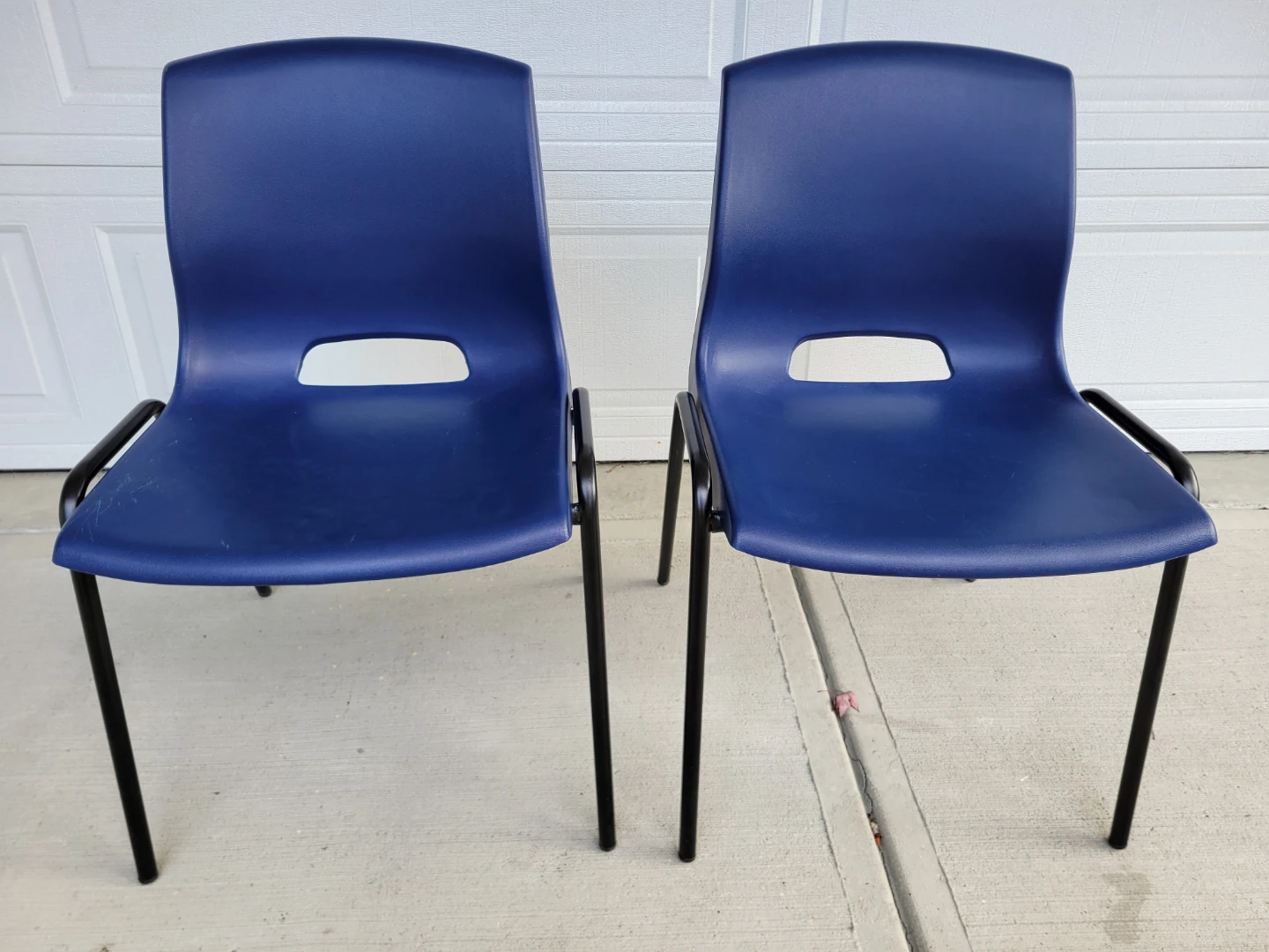 Set of 2 Blue Plastic Stackable Chairs - photo 2