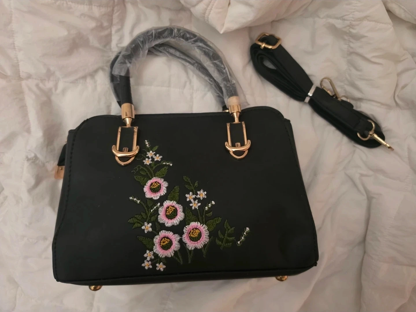 Black Floral Embroidered Handbag 🏈