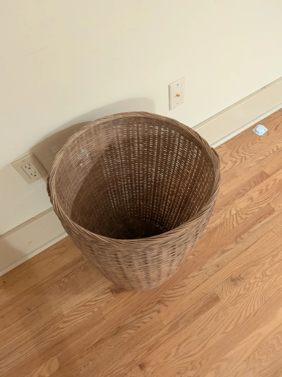 Wicker Laundry Hamper - photo 2