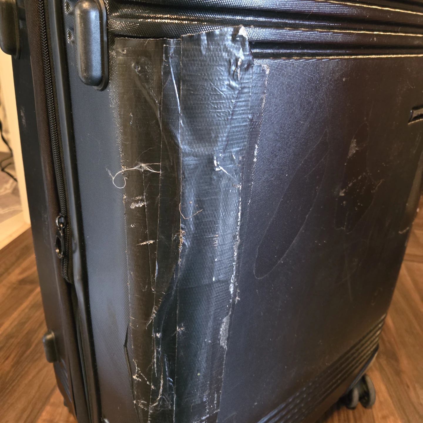 FREE LARGE BUGATTI  Black Hardside Spinner Suitcase - photo 2
