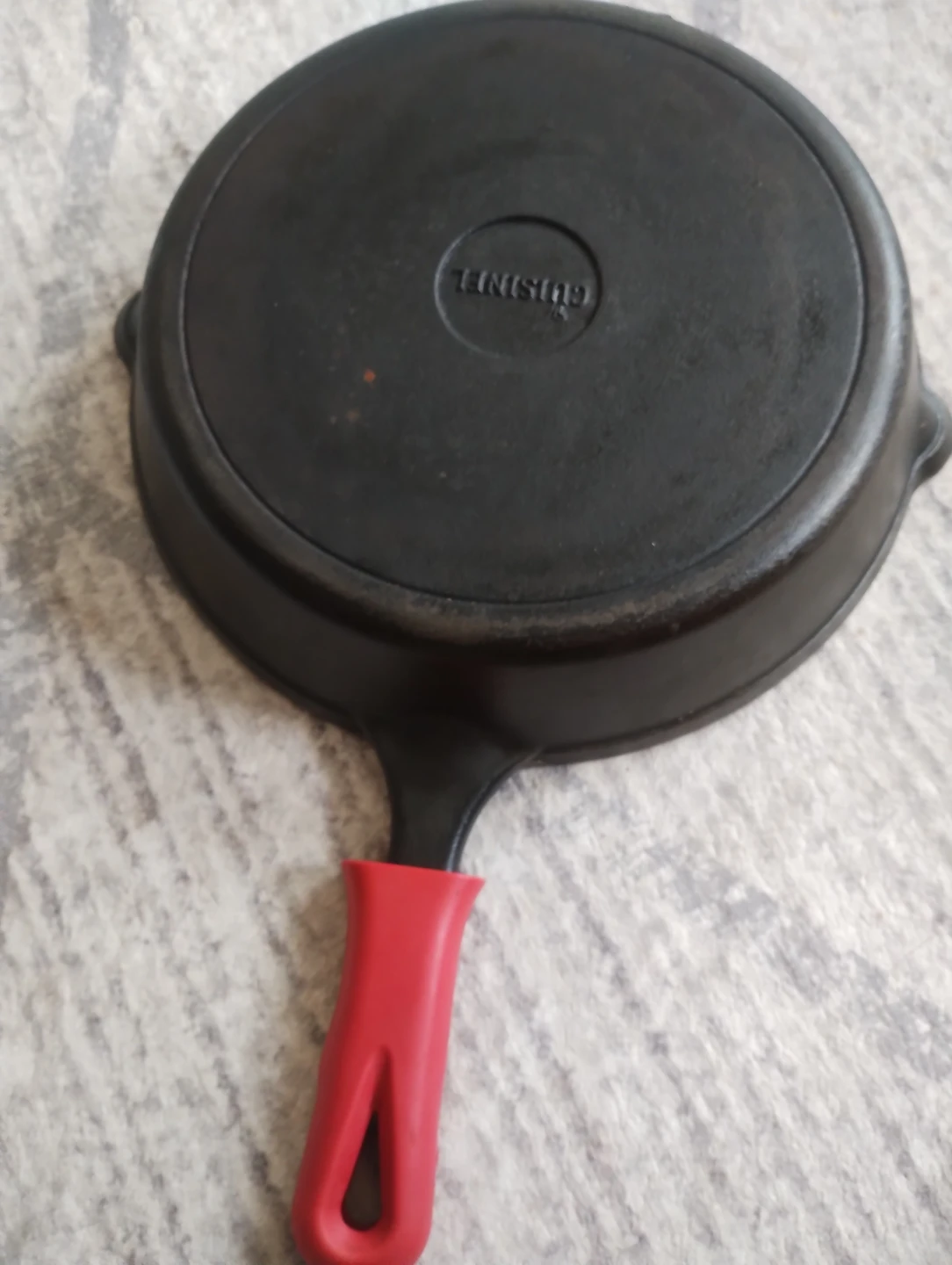 Cuisinel Pre-Seasoned Cast Iron Skillet with Red Silicone Cover - photo 3