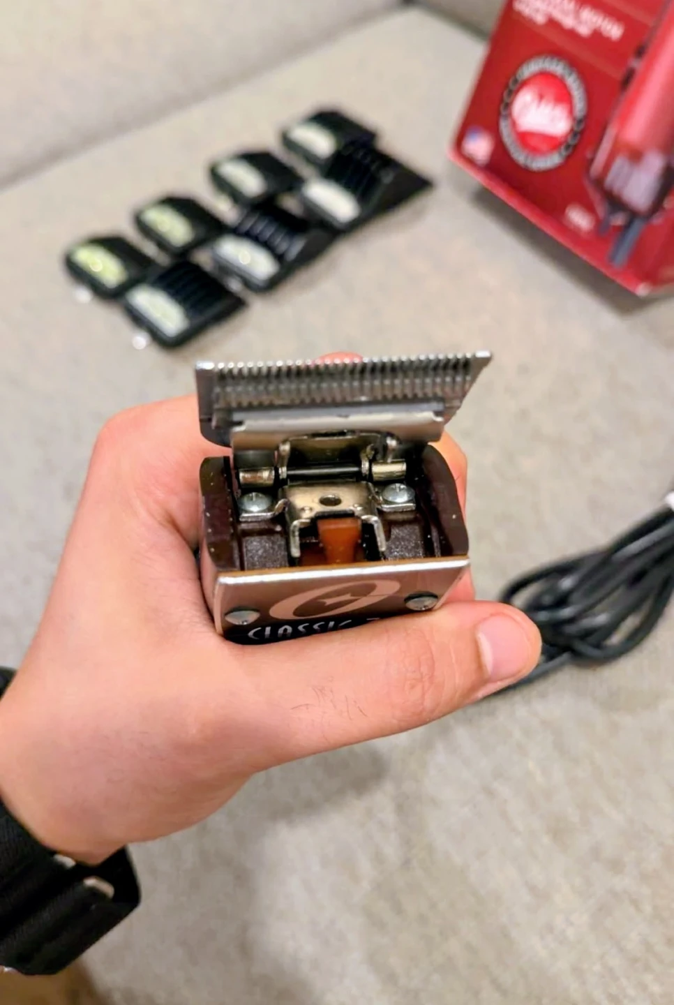 Oster Classic 76 Professional Hair Clipper + 7 FREE Andis Guards - photo 3