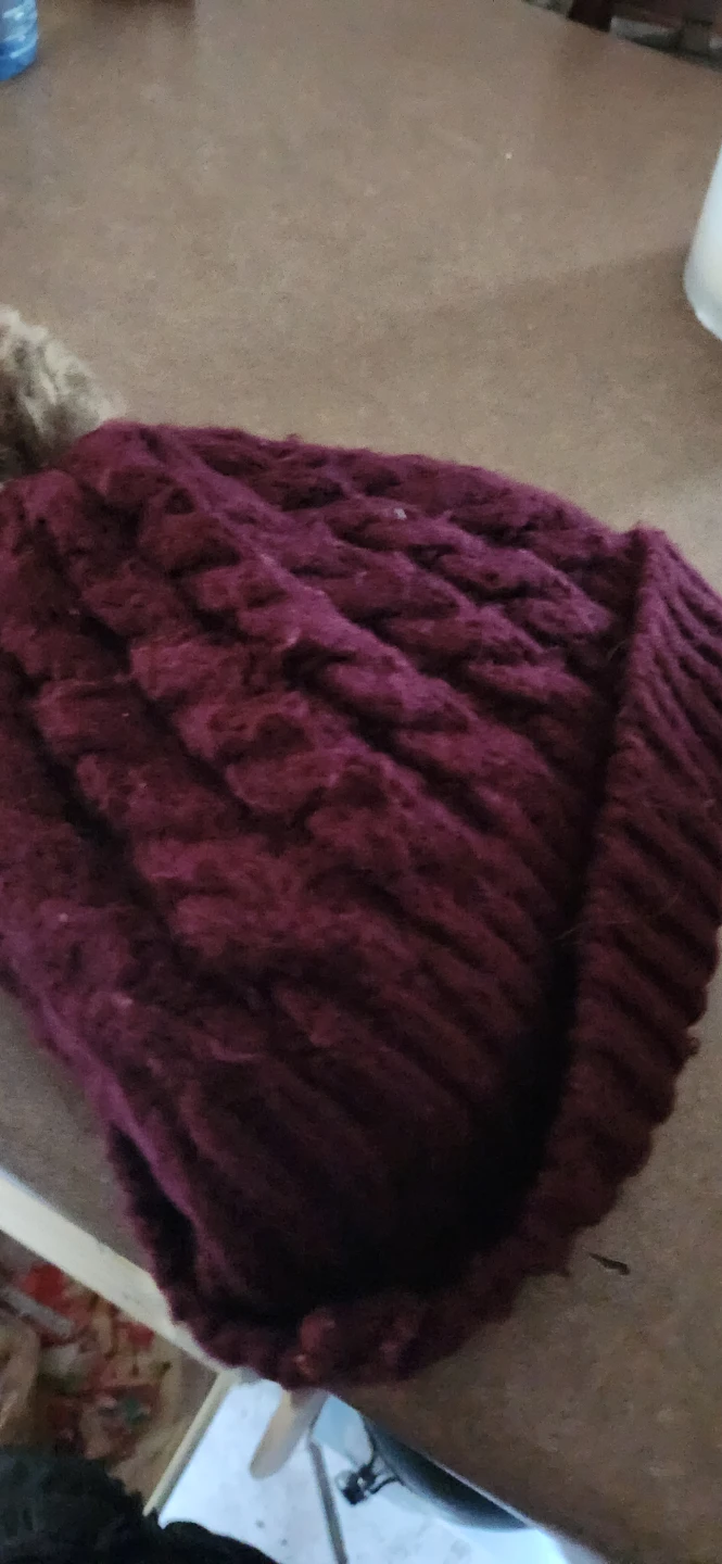 Maroon cable knit toque with pompom - photo 3