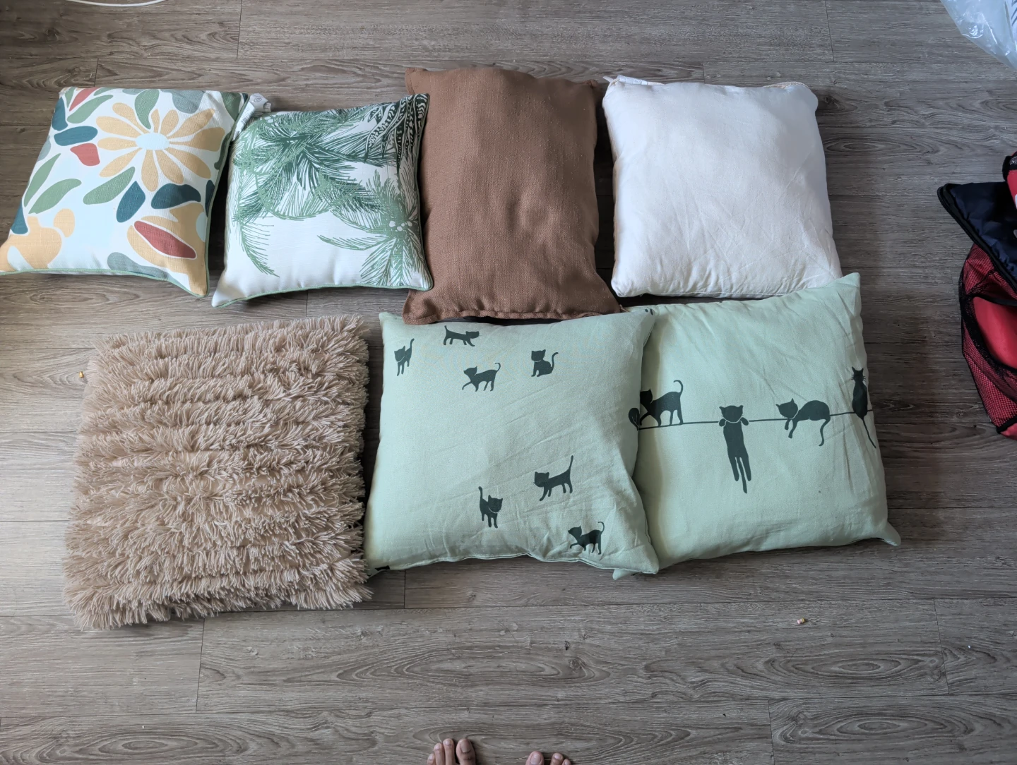 Set of 7 decorative throw pillows