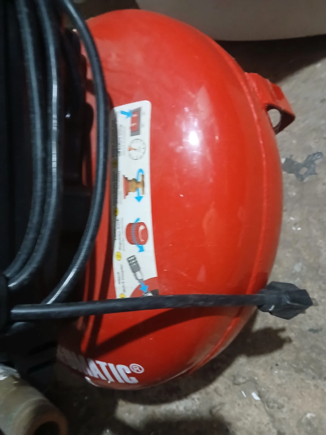 Central Pneumatic 3 Gallon Oilless Air Compressor - photo 3