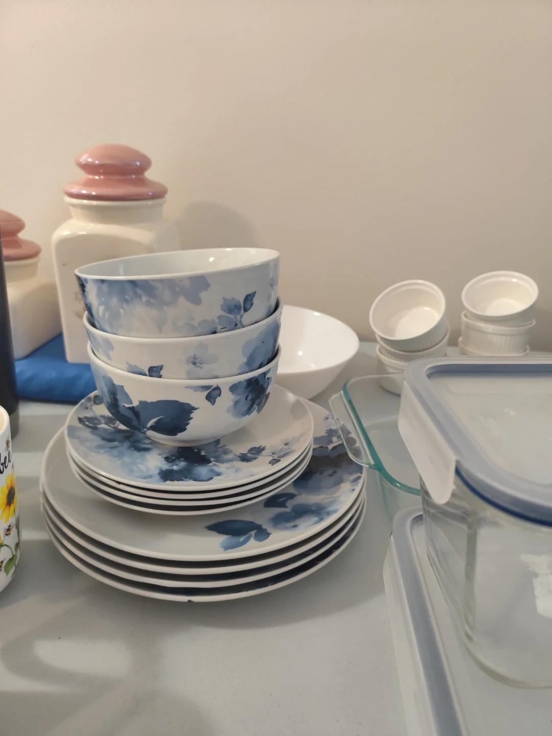 Assorted Kitchenware and Dining Set - must go - photo 5