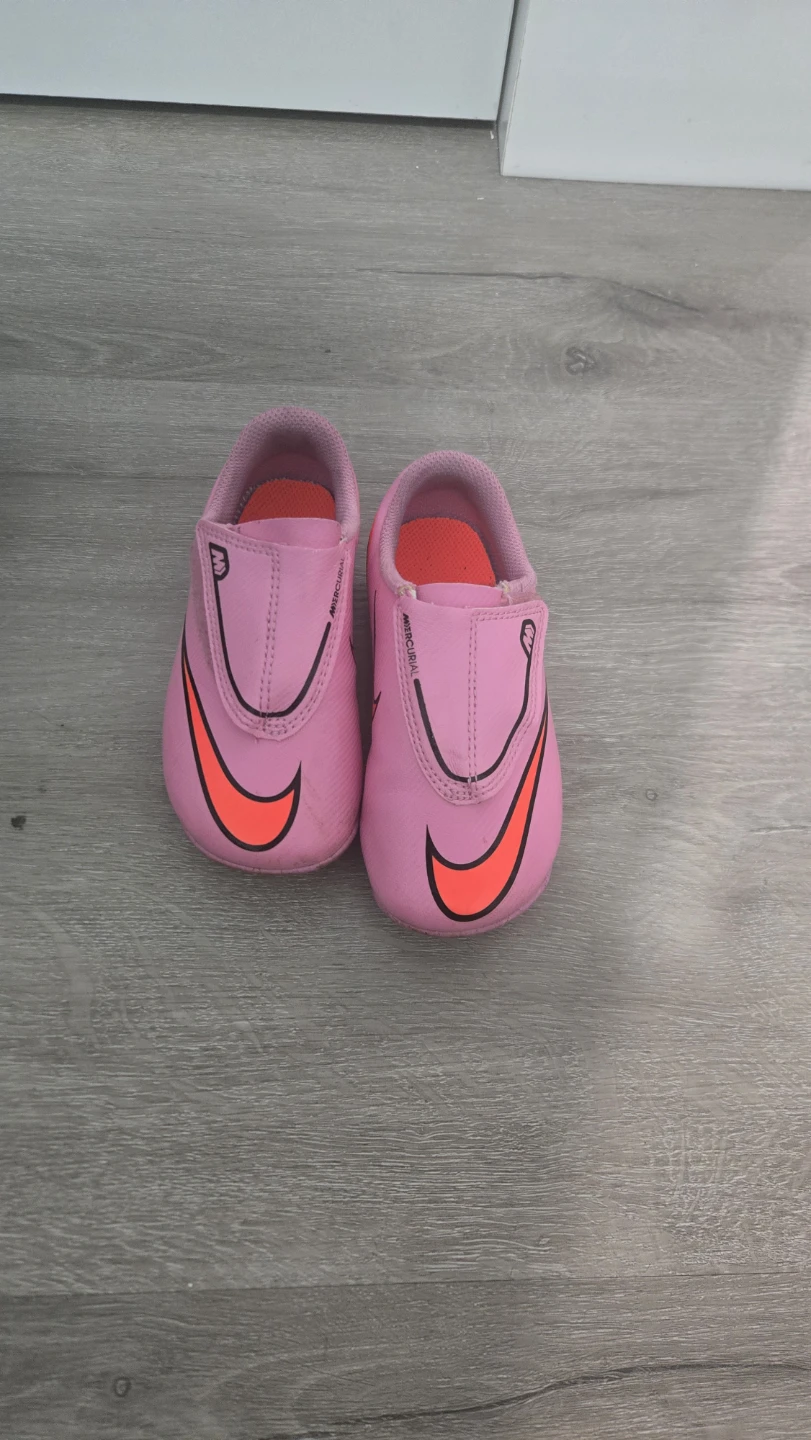 Nike Mercurial Kids Soccer Cleats Pink - size 9c